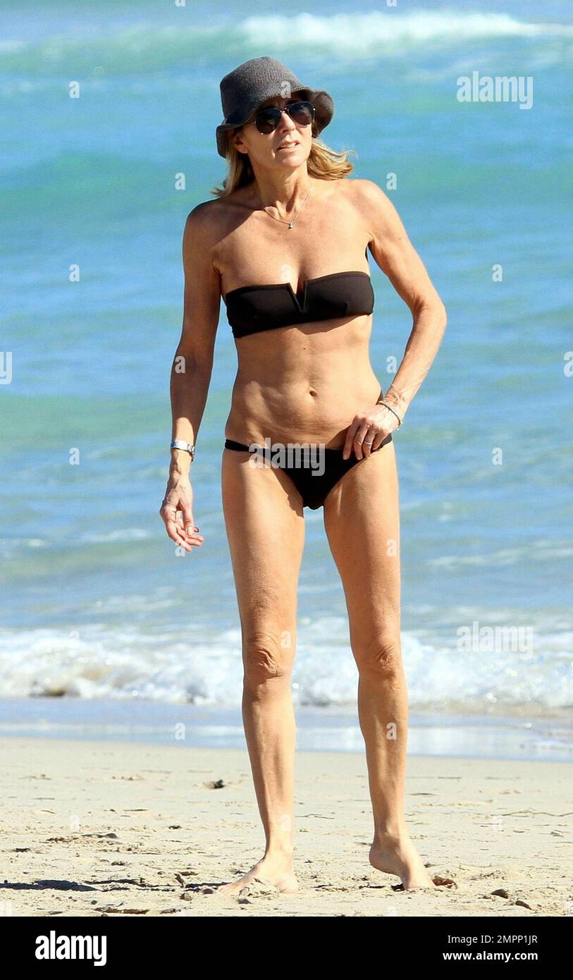 Journaliste française, romanesque et directrice de nouvelles à TF1, Claire  Chazal porte un bikini noir alors qu'elle se détend sur la plage pendant  des vacances d'hiver avec son mari Arnaud Lemaire. Chazal,