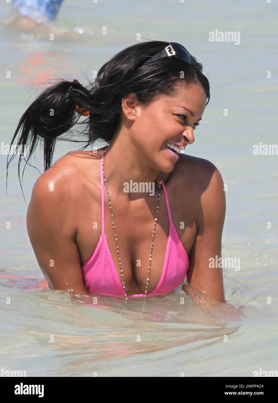 Claudia Jordan est vue montrant sa figure dans un bikini rose alors qu'elle passe la journée à la plage avec des amis et a vu prendre des photos avec des fans. Miami Beach, Floride. 21 mars 2015. Banque D'Images