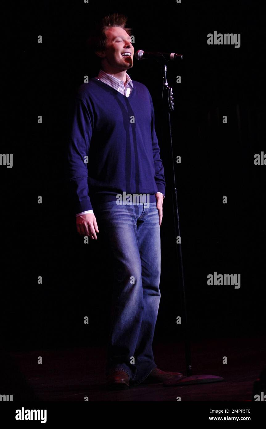 L'ancien candidat américain Idol Clay Aiken joue en concert au Genesee Theatre où il chante sa version de couverture de Mack the Knife, qu'il enregistre pour son album de 2010 Tan & True. Waukegan, Illinois. 03/04/11. Banque D'Images