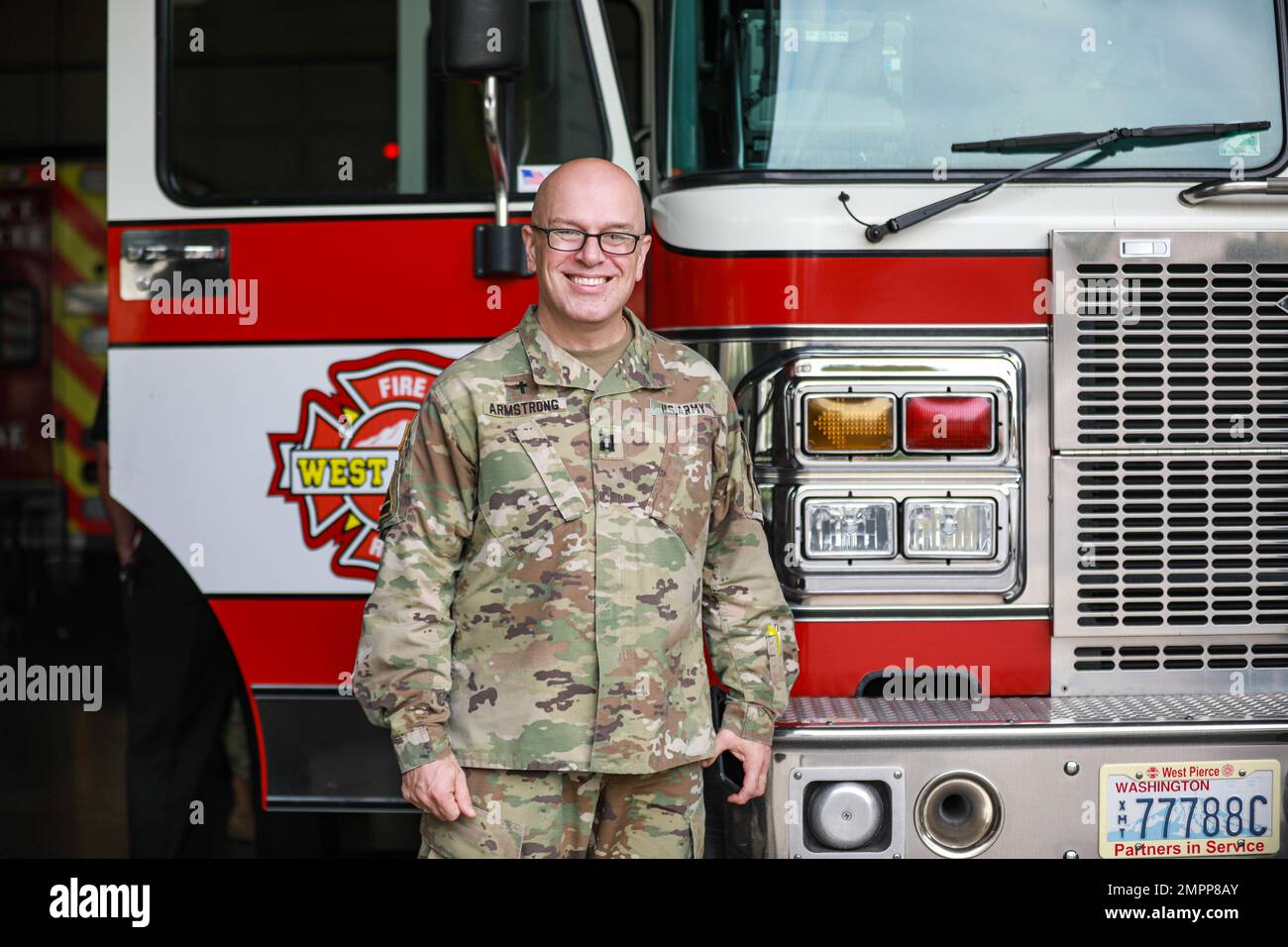 Les équipes du ministère de l'unité affectées à la 16th Brigade de l'aviation de combat, ont rencontré l'équipe du ministère de West Pierce Fire and Rescue et ont reçu une visite de la station à la Station 31, University place, Washington, le 10 novembre 2022. Banque D'Images