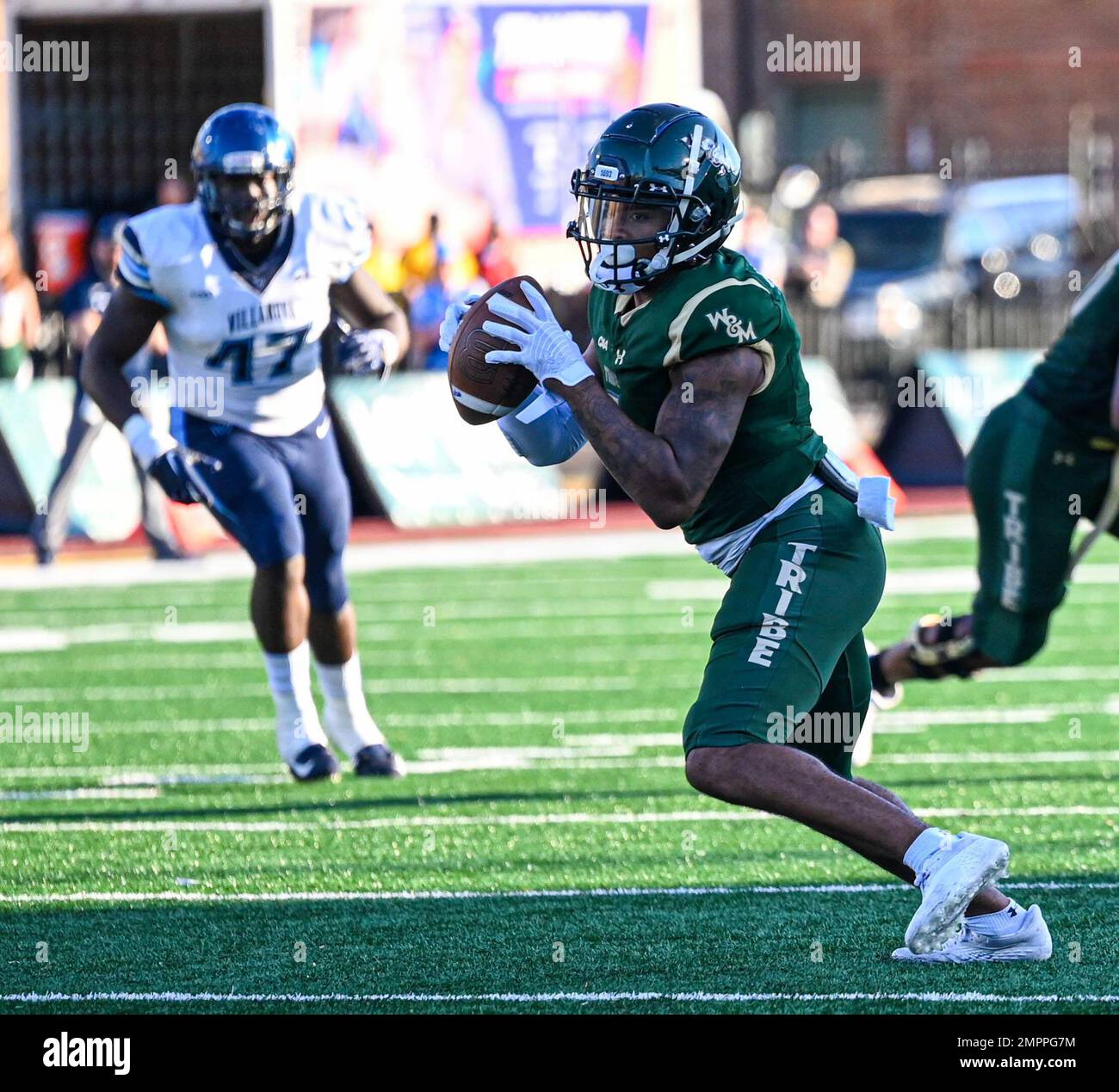 DreSean Kendrick, joueur de football William and Mary Tribe, se prépare à courir pour la zone finale pendant le match d'appréciation militaire au College of William and Mary, Williamsburg, Virginie, 12 novembre 2022. Il s'agissait de l'année 12th aux États-Unis Un match d’appréciation militaire organisé par le Collège de William et Mary comprenait un survol de Boeing CH-47 Chinook et des vêtements du corps d’instruction des officiers de réserve en cérémonie. Banque D'Images