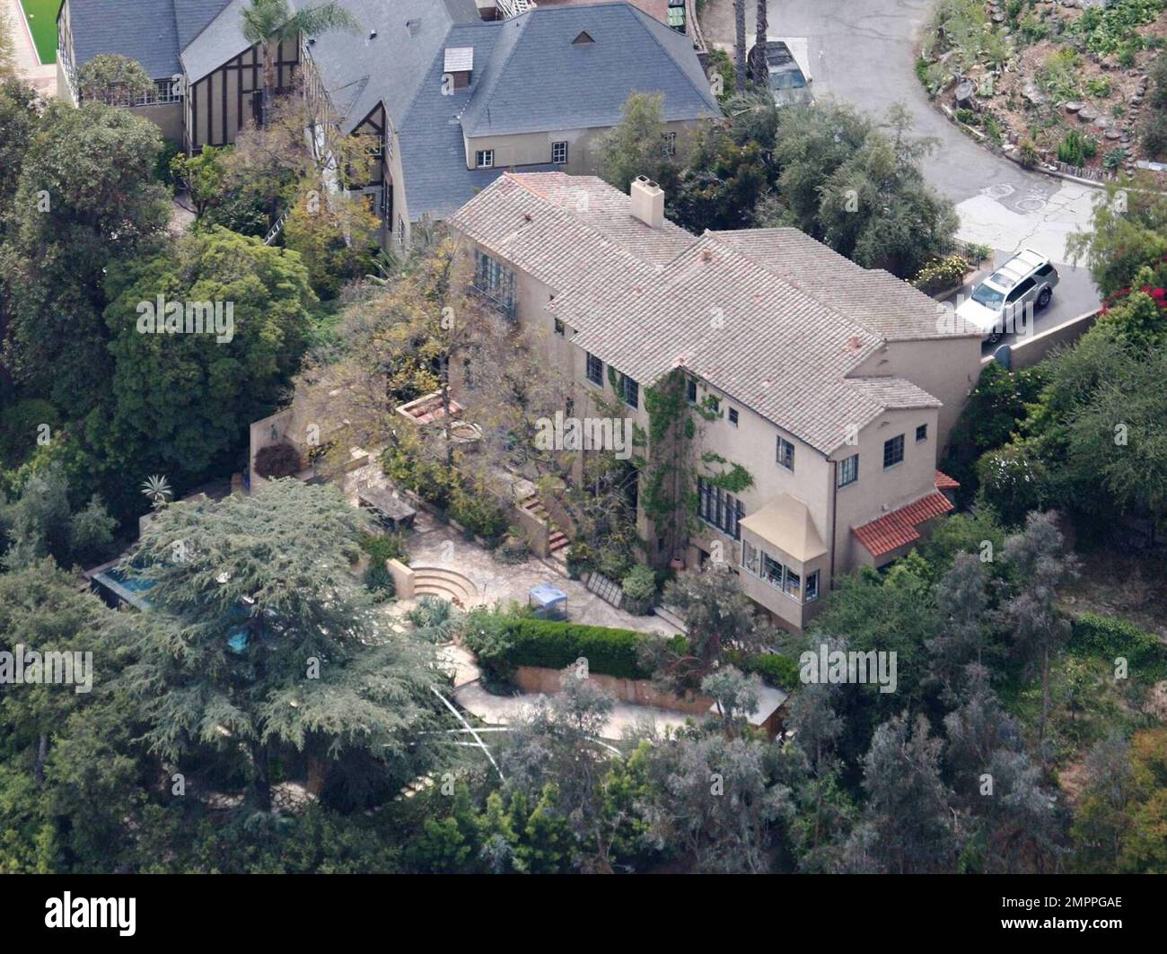 Exclusif !! Ce sont les images aériennes de la maison de Hollywood Hills de $4,3 millions de dollars que l'acteur irlandais Colin Farrell vit à temps partiel quand à Los Angeles. La propriété de 4 chambres, 3 1/2 salles de bains, 3 360 m2 située à Los Feliz, un quartier populaire parmi les célébrités britanniques, dispose d'une cuisine gastronomique, d'une piscine à débordement entourée de terrasses à plusieurs niveaux, d'une vue incroyable sur les gratte-ciel de Los Angeles et d'une terrasse extérieure avec cheminée en pierre. La propriété était également l'ancienne maison de l'acteur britannique Tim Curry. Los Angeles, CA 4/28/09 Banque D'Images