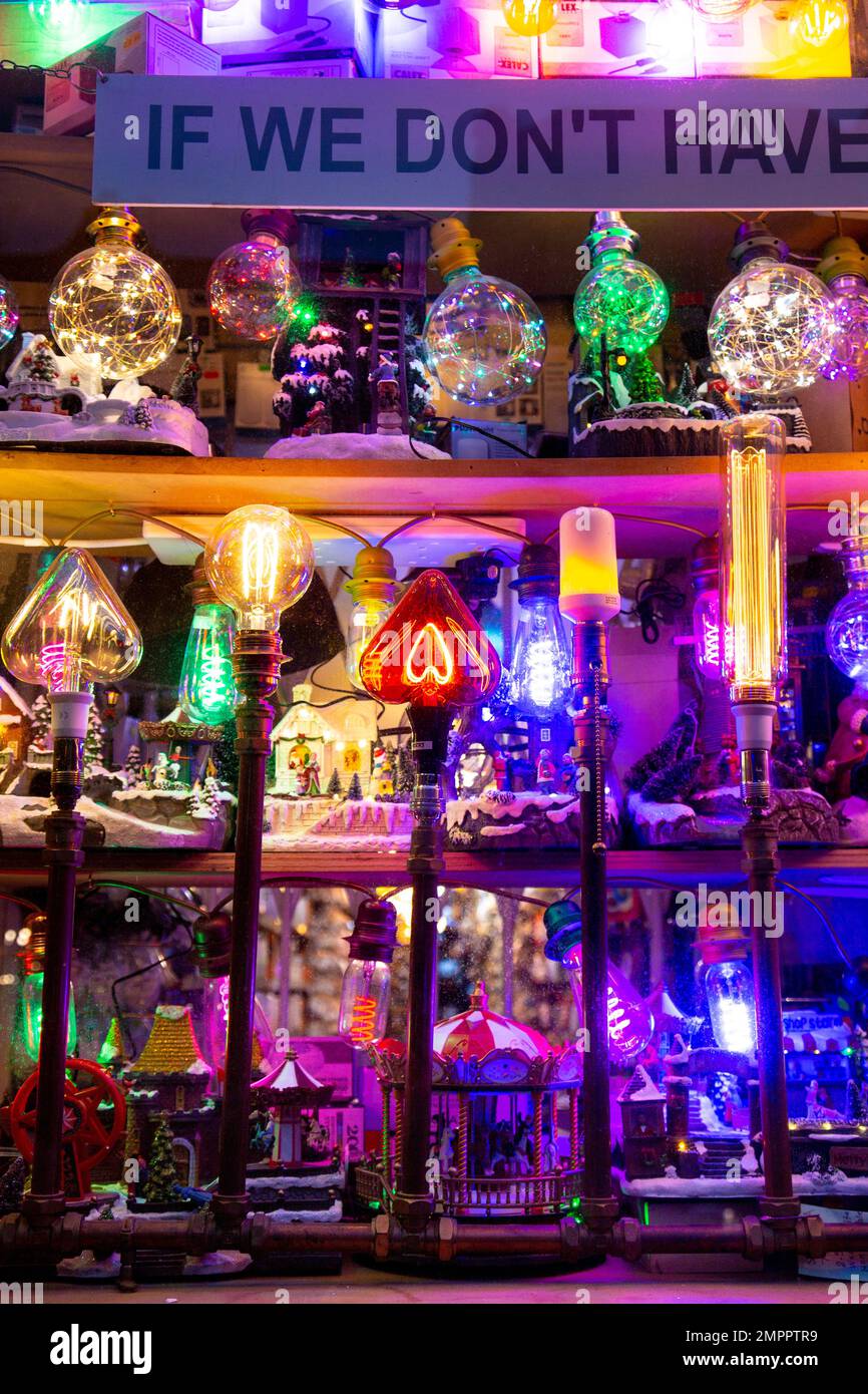 Des ampoules de fantaisie colorées dans un présentoir de vitrines Banque D'Images