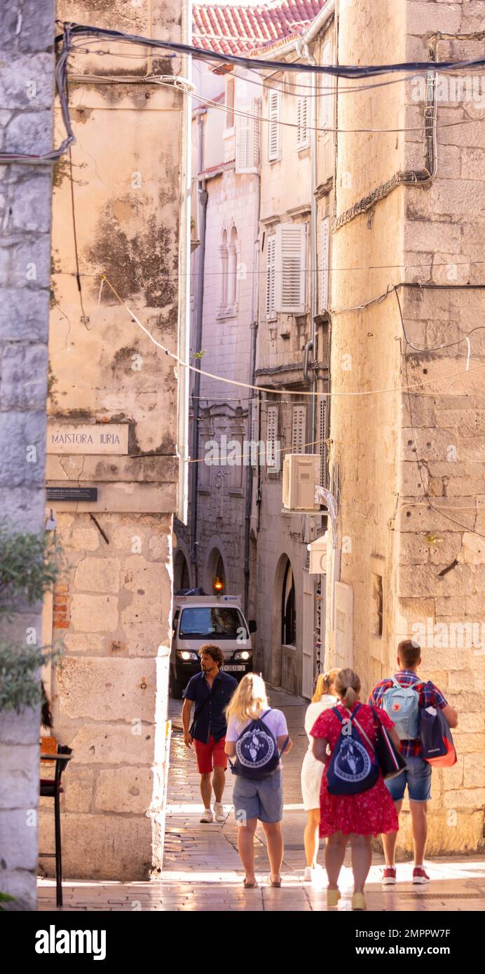 SPLIT, CROATIE, EUROPE - touristes sur une rue étroite dans la vieille ville de Split. Banque D'Images
