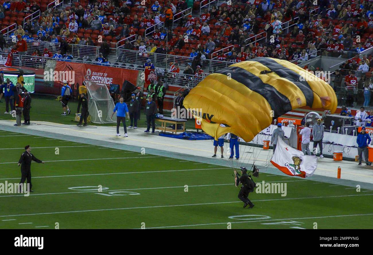 Membre des États-Unis L'équipe de parachutistes des chevaliers d'or de l'armée effectue une démonstration avant le match de San Francisco 49'ers Salute to Service 13 novembre 2022, au stade Levi's, à Santa Clara, en Californie. Les Chevaliers d'or se sont produits en l'honneur de la fête des anciens combattants et soutiennent la campagne Salute to Service de la Ligue nationale de football. Banque D'Images