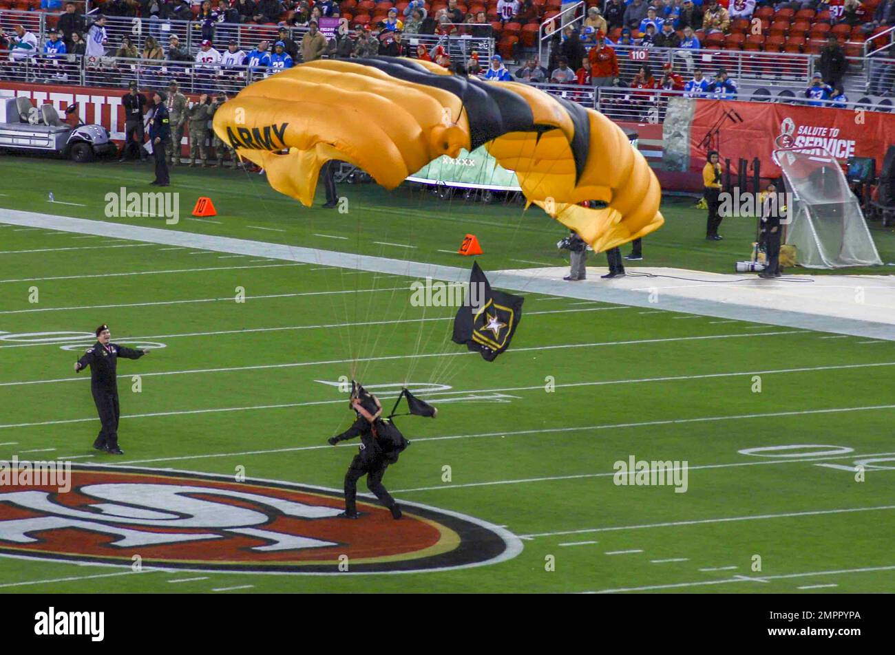 Membre des États-Unis L'équipe de parachutistes des chevaliers d'or de l'armée effectue une démonstration avant le match de San Francisco 49'ers Salute to Service 13 novembre 2022, au stade Levi's, à Santa Clara, en Californie. Les Chevaliers d'or se sont produits en l'honneur de la fête des anciens combattants et soutiennent la campagne Salute to Service de la Ligue nationale de football. Banque D'Images