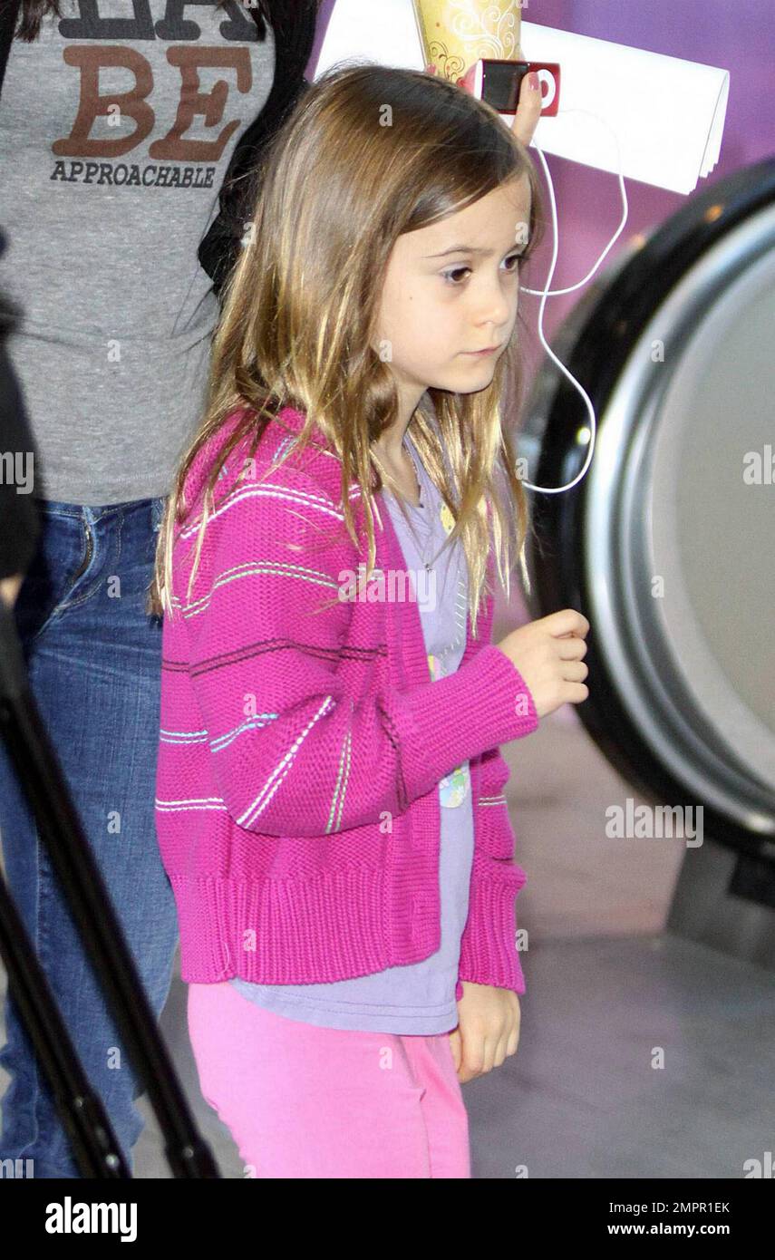 EXCLUSIF !! L'actrice Courteney Cox, qui portait un groupe de mariage sur son annulaire, tient les mains avec sa fille Coco alors qu'ils arrivent à LAX pour un vol hors de la ville. Le vol de Cox arrive quelques jours seulement après que son mari, l'acteur David Arquette, soit apparu sur le « Oprah Winfrey Show » où il a déclaré qu'il aimait toujours Courteney et qu'il voulait voir de nouveau la famille ensemble. Pendant l'émission Arquette a révélé qu'il était contrarié par les médias qui lui ont rapporté qu'il a triché sur Courteney et que pendant un temps il a lutté avec l'abus d'alcool. David a déclaré pendant l'entrevue : « J'aimerais qu'il s'agisse d'un exercice. Nous Banque D'Images