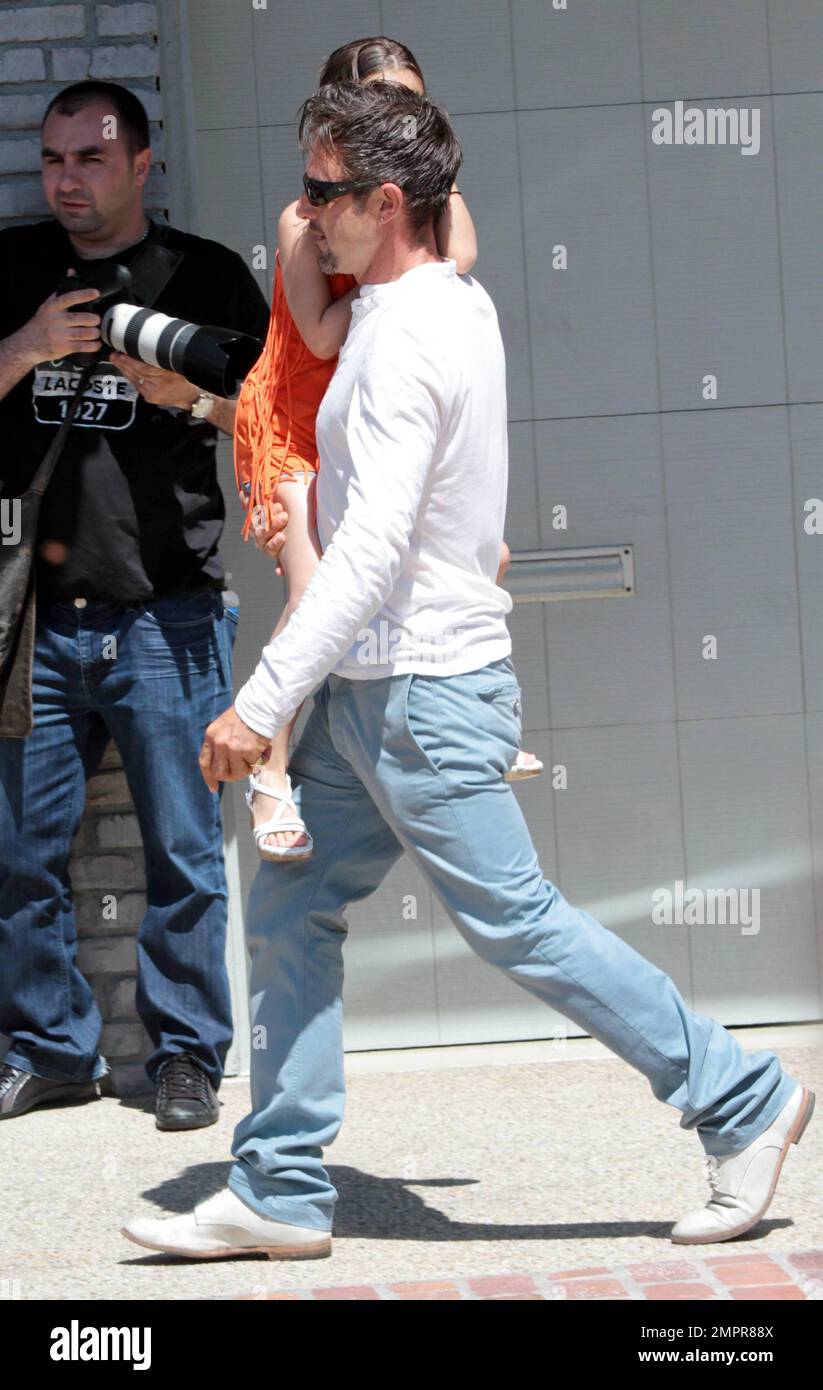 Courteney Cox et David Arquette quittent la fête commémorative de Joel Silver. Les deux sont laissés séparément, mais en même temps. Selon les rapports, les deux ont passé du temps ensemble au parti, mais ont dit qu'ils n'étaient pas ensemble. David est parti porter un anneau unique et a porté sa fille Coco à la voiture. Malibu, Californie 5/30/11. Banque D'Images