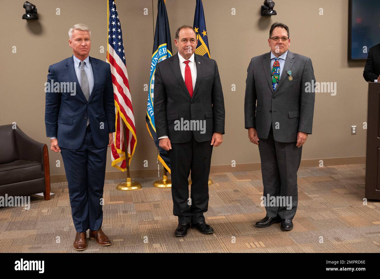 Jeffrey Smith (à gauche), agent exécutif du programme de l'Agence de contre-renseignement et de sécurité de la défense (ACAD), est photographié avec le directeur du ACAD, William Lietzau (au centre) et l'officier sortant du PEO du ACAD, Terry Carpenter, lors de la cérémonie de changement de charte qui s'est tenue à Quantico, en Virginie, le 15 novembre. Lietzau a accepté la Charte PEO de Carpenter avant de transférer la Charte PEO à Smith, qui a récemment occupé le poste de gestionnaire de programme exécutif des Services nationaux d'enquête sur les antécédents. Banque D'Images