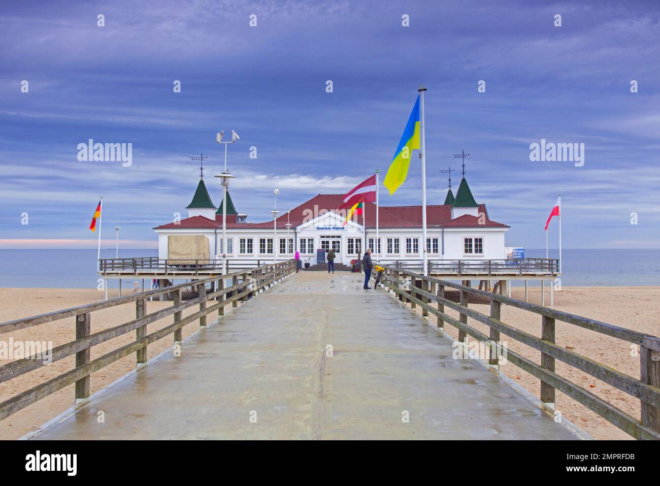 Restaurant sur l'embarcadère Ahlbeck/ Seebrücke Ahlbeck dans la mer Baltique à Heringsdorf sur l'île d'Usedom, Mecklembourg-Poméranie-Occidentale, la plus ancienne jetée d'Allemagne Banque D'Images