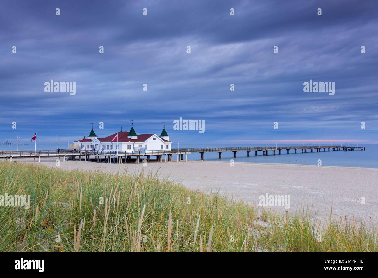 Restaurant sur l'embarcadère Ahlbeck/ Seebrücke Ahlbeck dans la mer Baltique à Heringsdorf sur l'île d'Usedom, Mecklembourg-Poméranie-Occidentale, la plus ancienne jetée d'Allemagne Banque D'Images