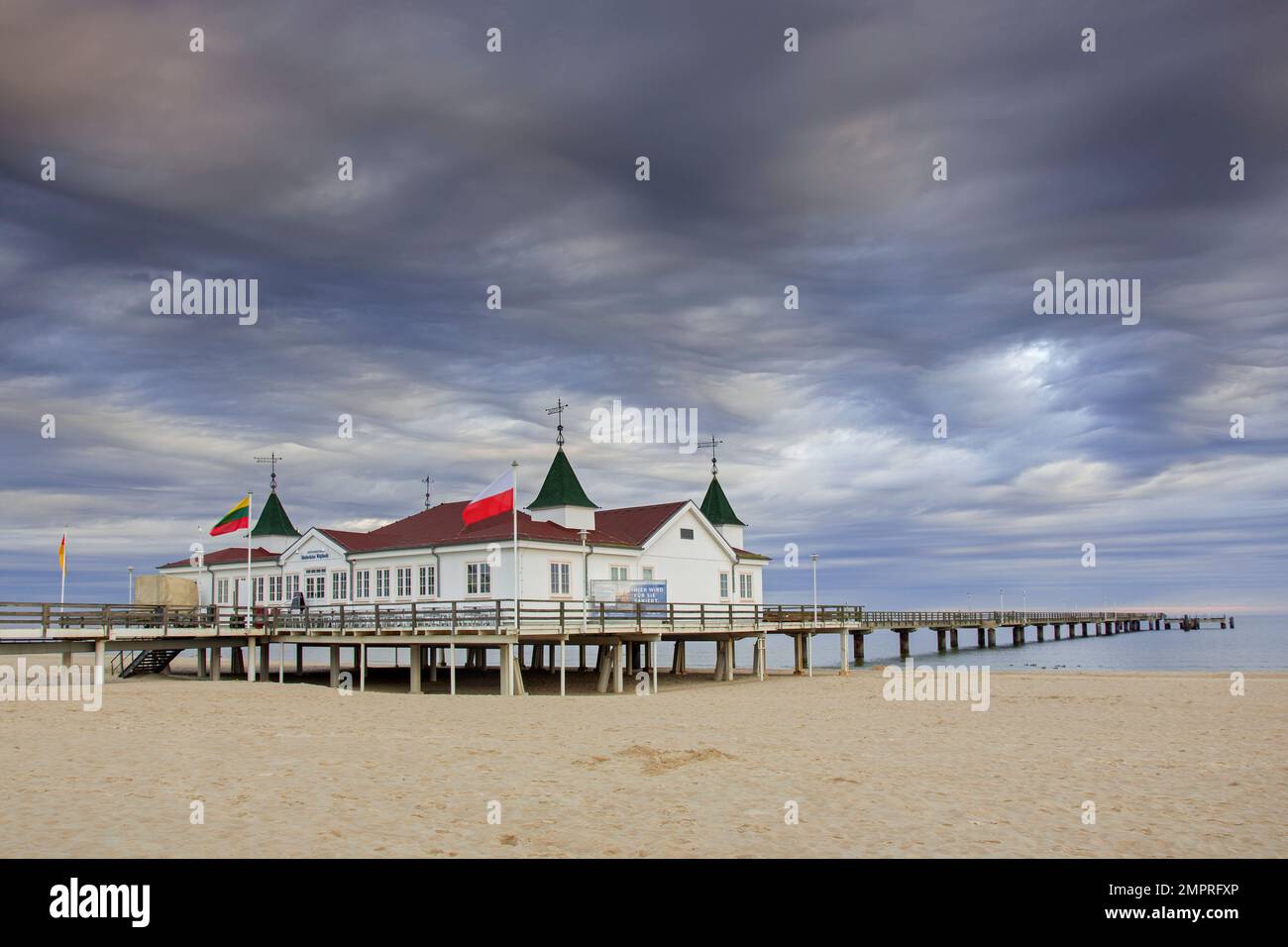 Restaurant sur l'embarcadère Ahlbeck/ Seebrücke Ahlbeck dans la mer Baltique à Heringsdorf sur l'île d'Usedom, Mecklembourg-Poméranie-Occidentale, la plus ancienne jetée d'Allemagne Banque D'Images