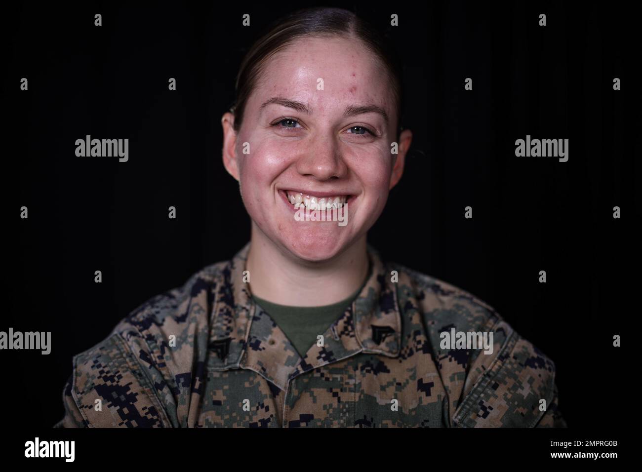 ÉTATS-UNIS Le Cpl Yvonne Guyette, corps maritime, barre, originaire du Vermont, est photographe de combat au sein de la II Marine Expeditionary Force, communication Strategy and Operations (COMMSTRAT). COMMSTRAT est un domaine professionnel qui documente l'histoire du corps naval et du corps maritime; les styles de documentation varient de photos, de vidéos, de presse écrite, et même de conception graphique. Banque D'Images