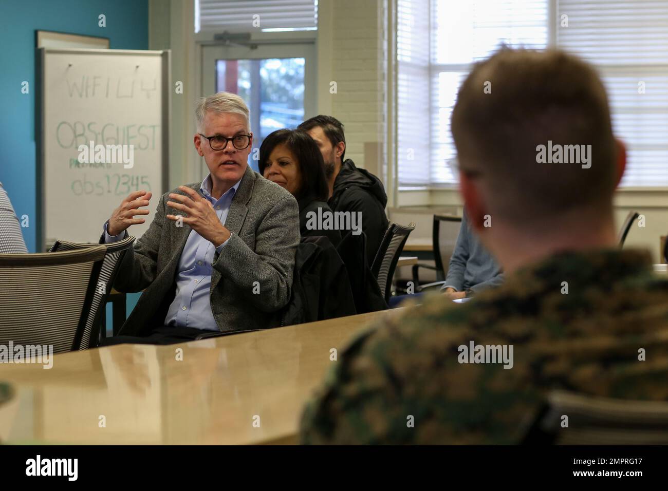 Adam bain, un représentant du ministère de la Justice des États-Unis (MJ), parle avec d'autres membres du MJ lors d'une visite des installations d'eau à la base du corps des Marines (MCB) Camp Lejeune, Caroline du Nord, le 16 novembre 2022. États-Unis Le MJ s'est rendu dans le cadre d'une visite programmée pour discuter des améliorations et des développements dans les installations de traitement de l'eau du camp Lejeune du MCB. Banque D'Images