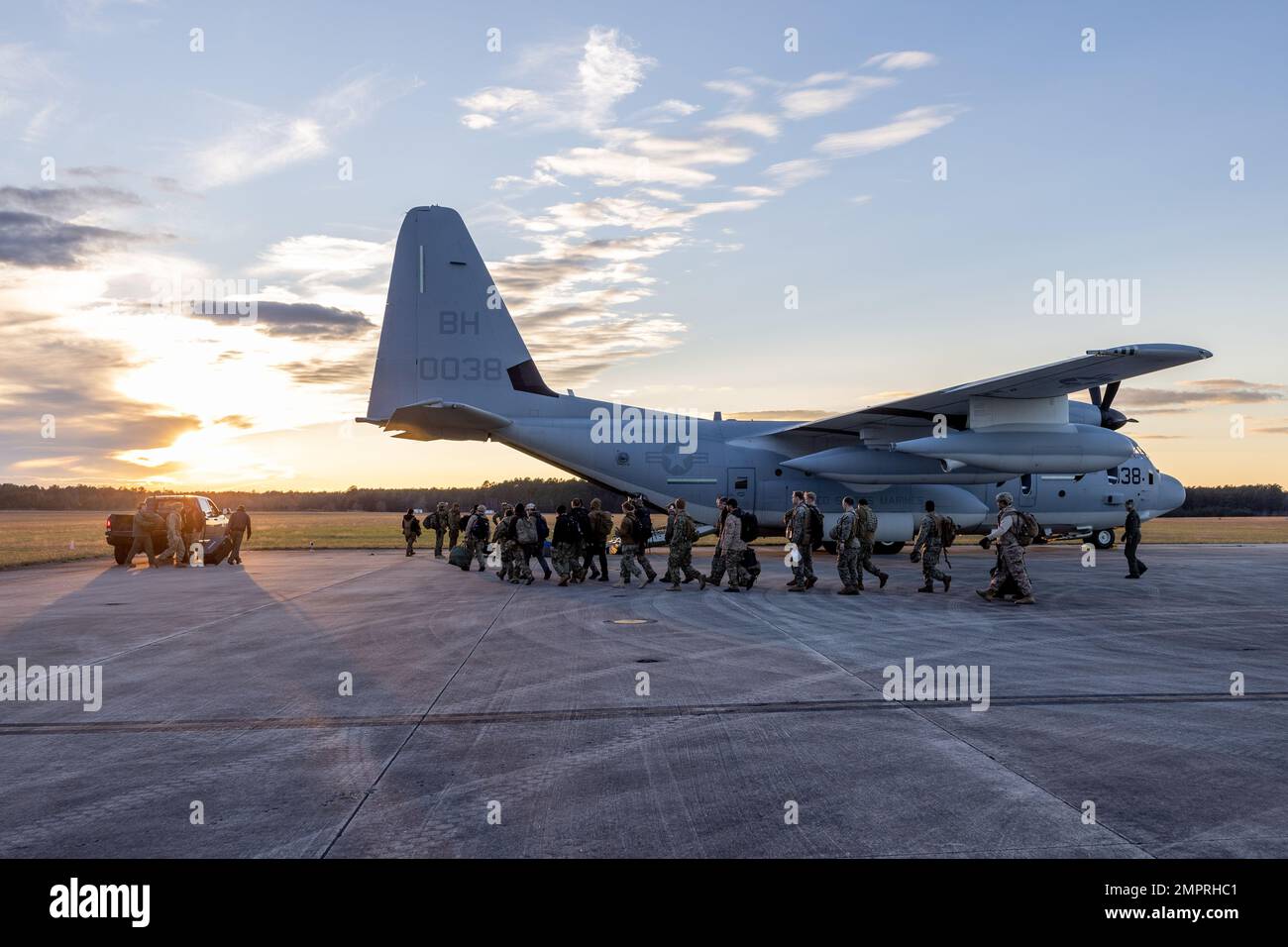 Les membres du service américain embarquent un KC-130J Hercules avec le Marine Aerial Refueler transport Squadron (VMGR) 252 lors de l'exercice Trident 23-2 à l'aérodrome de l'Armée de Blackstone, en Virginie, le 16 novembre 2022. VMGR-252 a fourni un soutien en cas d'agression aux États-Unis Les phoques de la Marine pendant l'exercice d'entraînement afin d'améliorer la préparation au combat et l'intégration navale. VMGR-252 est une unité subordonnée de la 2nd Marine Aircraft Wing, l'élément de combat aérien de la II Marine Expeditionary Force. Banque D'Images