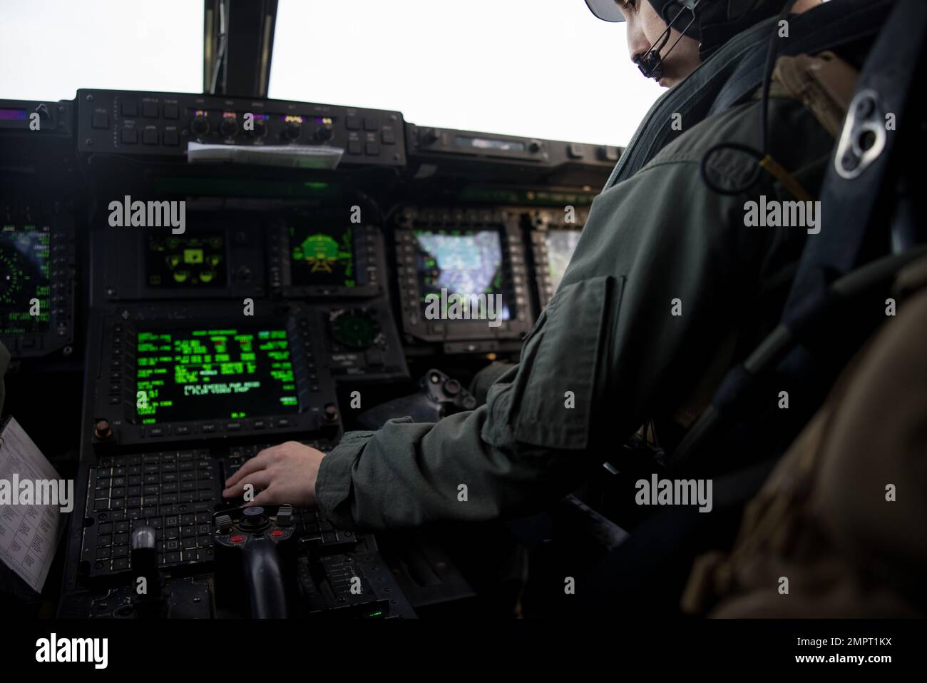 Rebecca Durbin, capitaine du corps des Marines des États-Unis, pilote du Marine Medium Tiltrotor Squadron 162 renforcé (VMM-162), 26th Marine Expeditionary Unit (MEU) pilote un MV-22 Osprey à l'appui de l'exercice Trident à la base navale de Norfolk, en Virginie, le 16 novembre 2022. L’élément de commandement de l’aviation du MEU de 26th s’est intégré aux forces d’opérations spéciales (SOF) pour renforcer les relations entre le MEU et le SOF avant le prochain déploiement du MEU. Banque D'Images