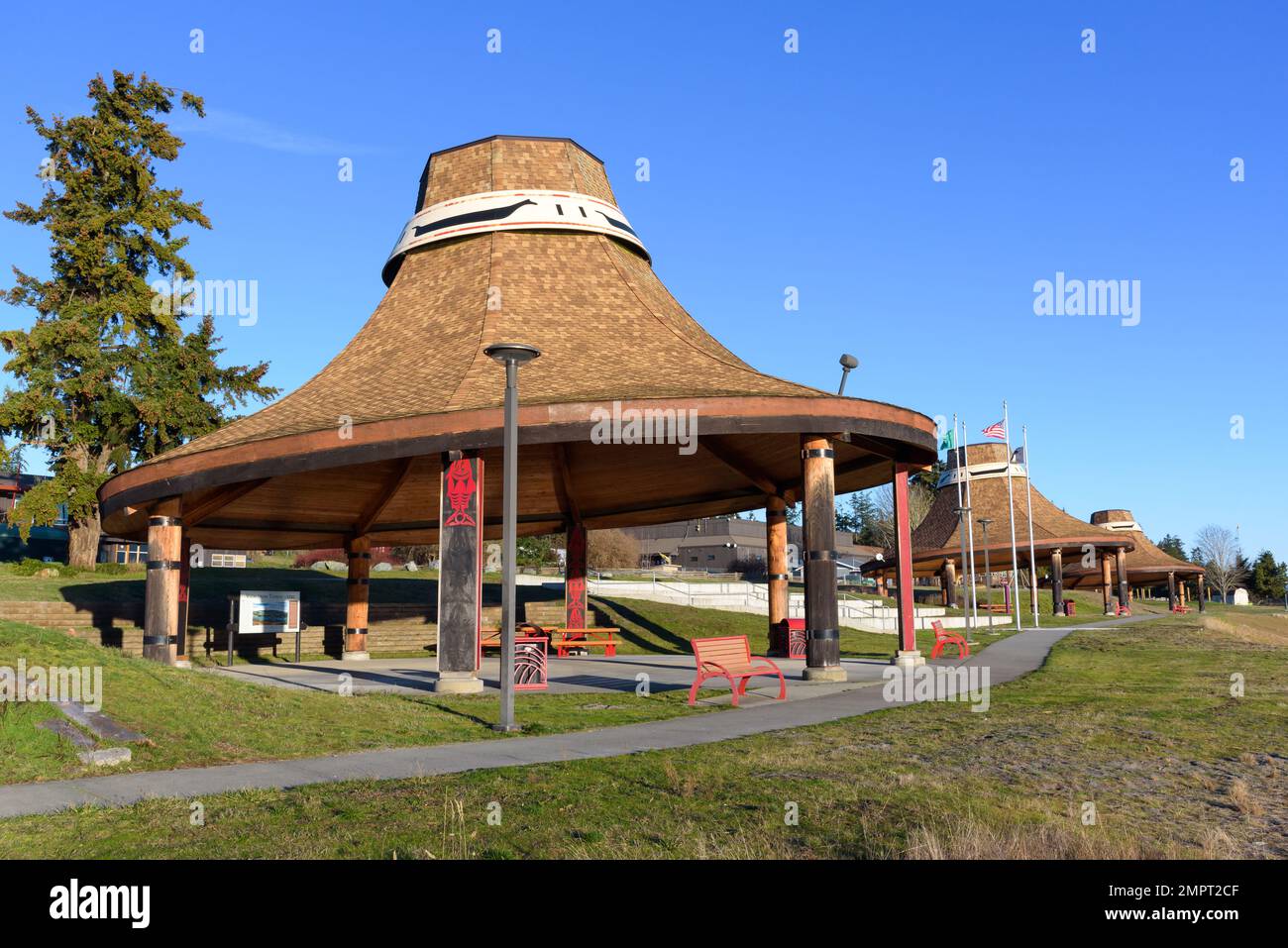 Réserve de Swinomish, WA, Etats-Unis - 29 janvier 2023; pavillons en cèdre tissé inspirés par le chapeau de Salish de la côte à la réserve de Swinomish près de la Conner Banque D'Images