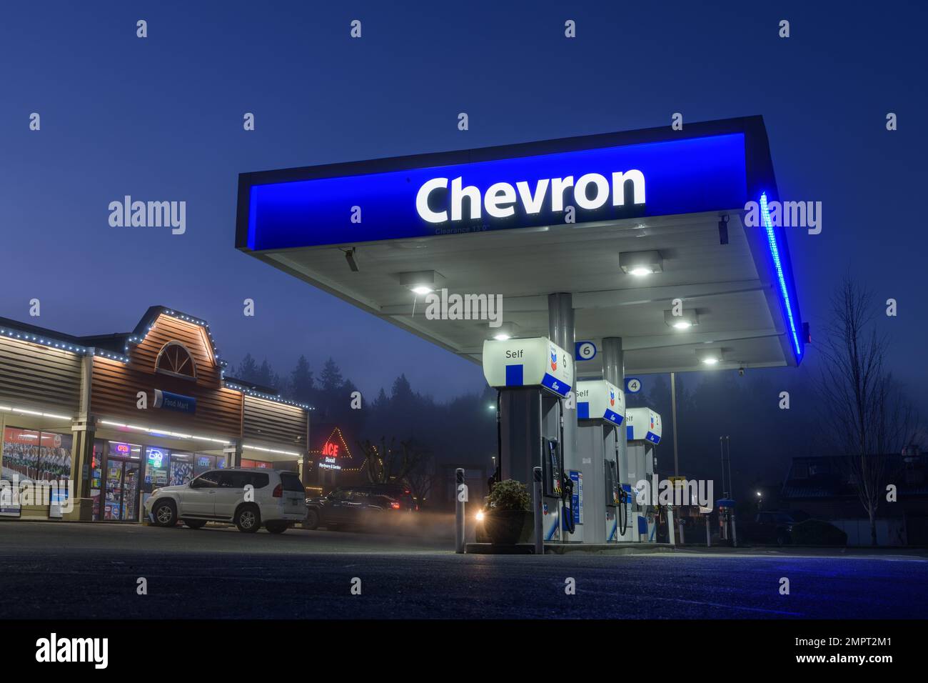 Duvall, WA, Etats-Unis - 29 janvier 2023 ; auvent bleu lumineux avec texte de la compagnie de gaz Chevron la nuit Banque D'Images