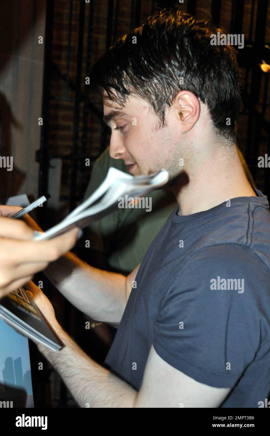 Daniel Radcliffe, star de la partie 2 de Harry Potter et des Hallows de Deathly, signe des autographes après avoir joué ce soir avec « Comment réussir en affaires sans vraiment essayer » au Al Hirschfield Theatre. Radcliffe a peut-être accueilli les fans dans une hâte ce soir, il semblait avoir de la cire d'oreille dans ses oreilles et il avait l'air de sortir de la douche après le spectacle. Minuit a marqué la sortie de la dernière série de films "Harry Potter", New York, NY. 7/14/11. Banque D'Images