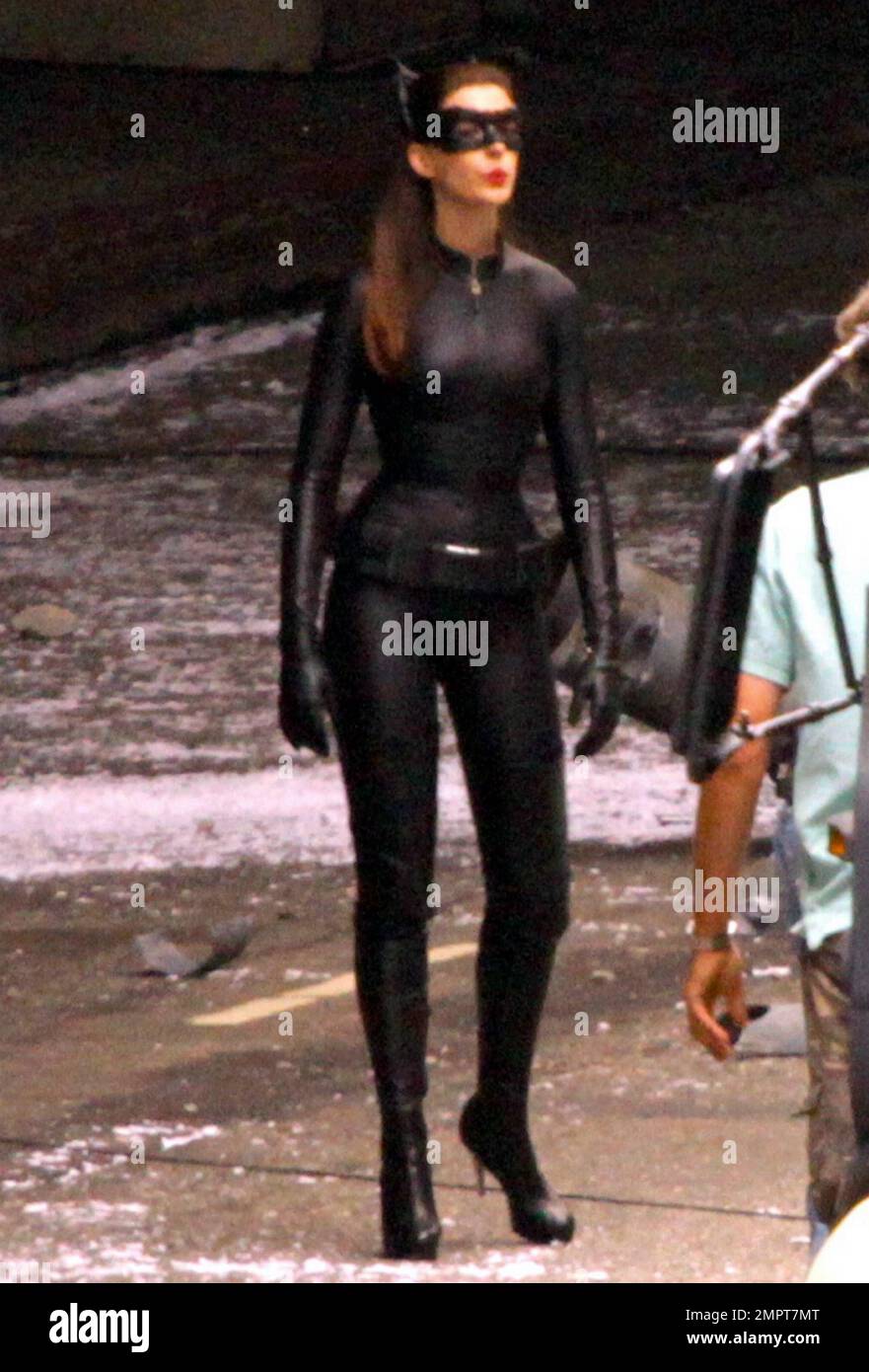 L'actrice Anne Hathaway AS montre son incroyable personnage vêtu de « Catwoman » sur le site de « Shark Knight Rises » dans le centre-ville de Los Angeles, CA. 25th septembre 2011. Banque D'Images