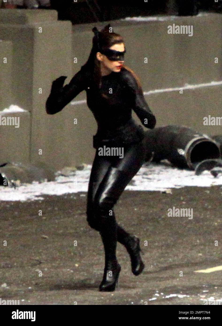 L'actrice Anne Hathaway AS montre son incroyable personnage vêtu de « Catwoman » sur le site de « Shark Knight Rises » dans le centre-ville de Los Angeles, CA. 25th septembre 2011. Banque D'Images
