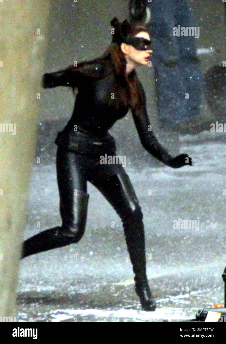 L'actrice Anne Hathaway AS montre son incroyable personnage vêtu de « Catwoman » sur le site de « Shark Knight Rises » dans le centre-ville de Los Angeles, CA. 25th septembre 2011. Banque D'Images
