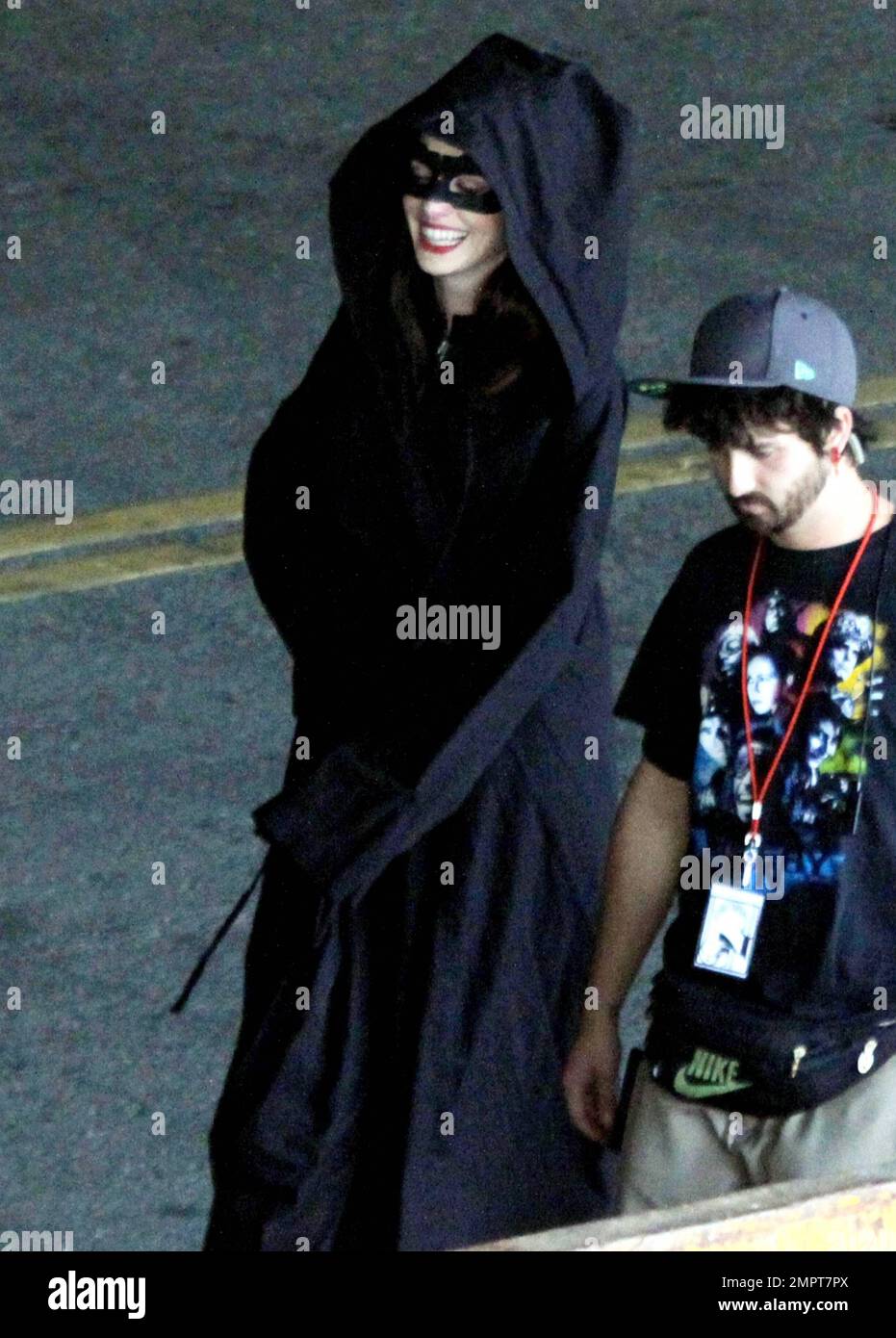 L'actrice Anne Hathaway AS montre son incroyable personnage vêtu de « Catwoman » sur le site de « Shark Knight Rises » dans le centre-ville de Los Angeles, CA. 25th septembre 2011. Banque D'Images