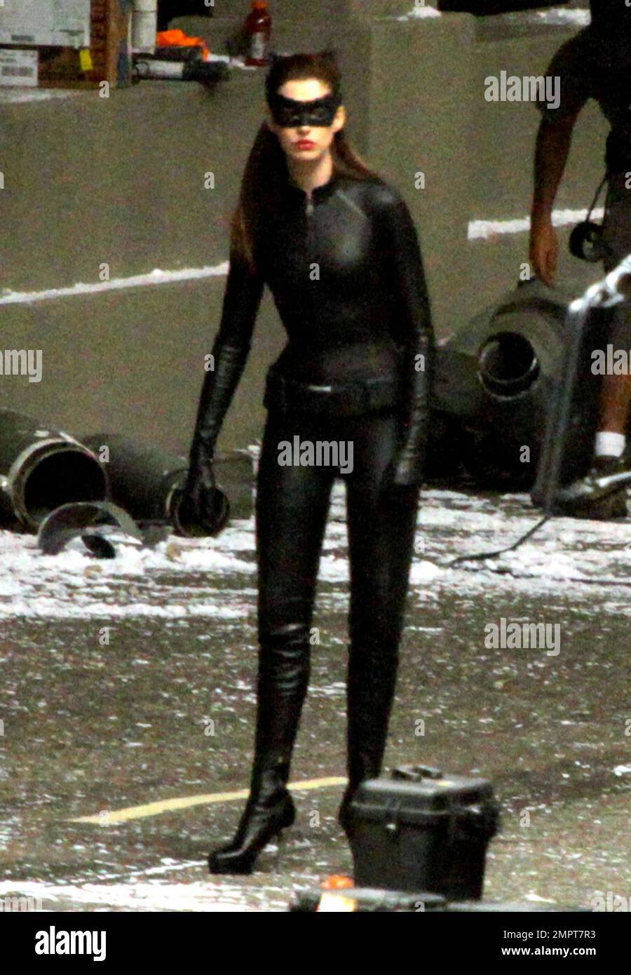 L'actrice Anne Hathaway AS montre son incroyable personnage vêtu de « Catwoman » sur le site de « Shark Knight Rises » dans le centre-ville de Los Angeles, CA. 25th septembre 2011. Banque D'Images