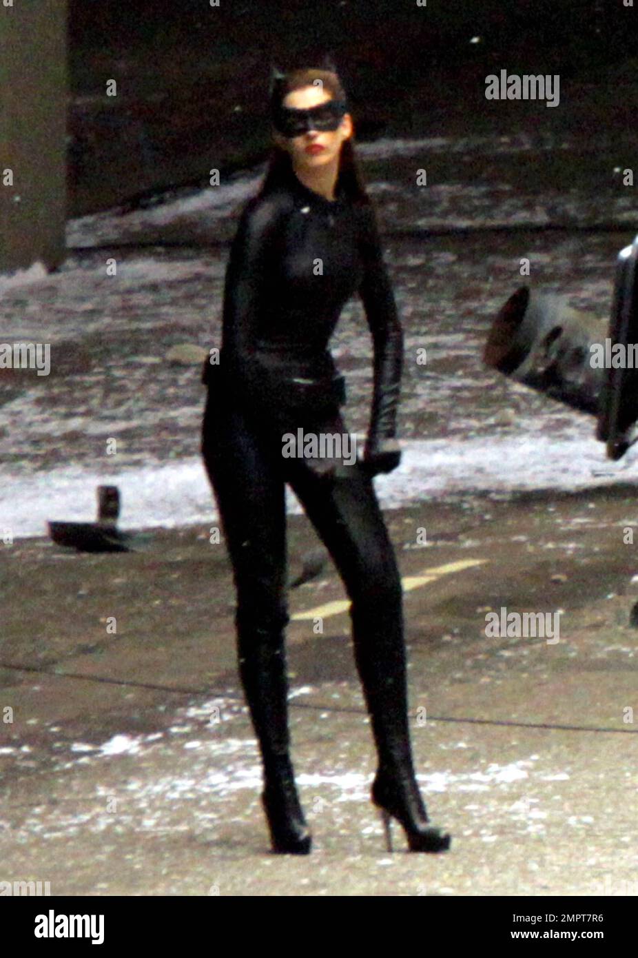 L'actrice Anne Hathaway AS montre son incroyable personnage vêtu de « Catwoman » sur le site de « Shark Knight Rises » dans le centre-ville de Los Angeles, CA. 25th septembre 2011. Banque D'Images