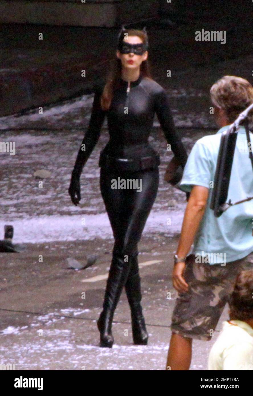 L'actrice Anne Hathaway AS montre son incroyable personnage vêtu de « Catwoman » sur le site de « Shark Knight Rises » dans le centre-ville de Los Angeles, CA. 25th septembre 2011. Banque D'Images