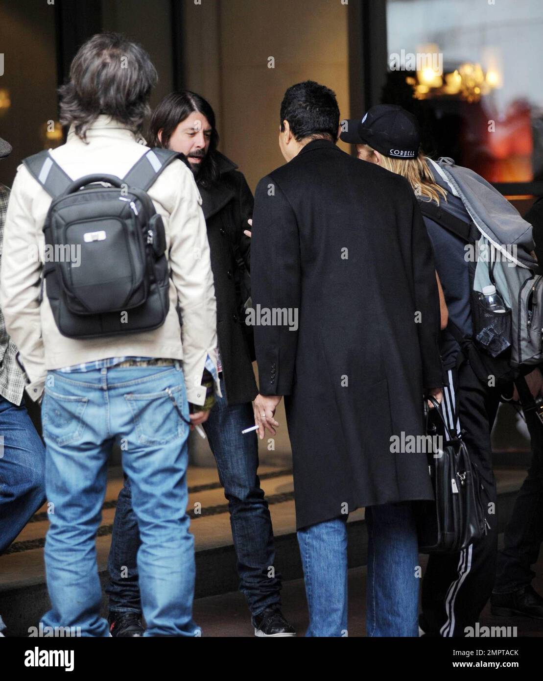 EXCLUSIF !! Dave Grohl est animé en se tenant à l'extérieur de son hôtel  avec ses amis de Foo Fighters. À Londres, Grohl et le groupe ont joué aux  NME Awards, où