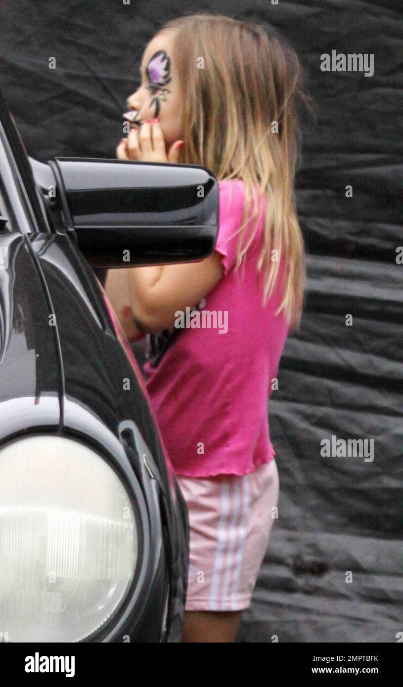 Récemment, l'acteur unique David Arquette apporte une jolie fille Coco à MR Bones Pumpkin Patch à West Hollywood pour avoir un peu de plaisir avant Halloween. Coco, six ans, qui avait le visage peint, avait l'air très animé alors que Dad s'occupait du valet qui avait égaré ses clés. Los Angeles, Californie. 10/24/10. Banque D'Images