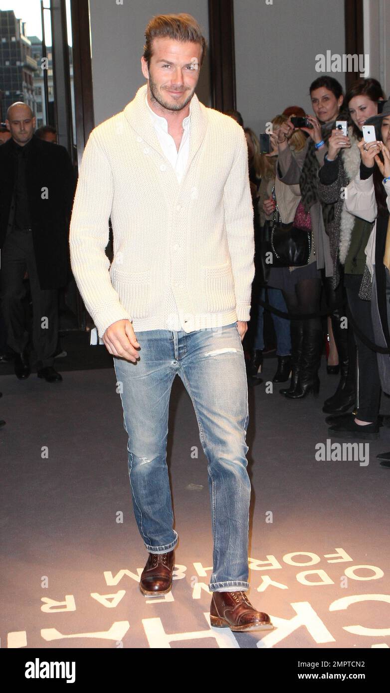 L.A. David Beckham, joueur de Galaxy, fait une apparition dans un magasin  H&M de Londres pour marquer le lancement de Bodywear pour H&M. Des  centaines de fans attendaient devant le magasin pour