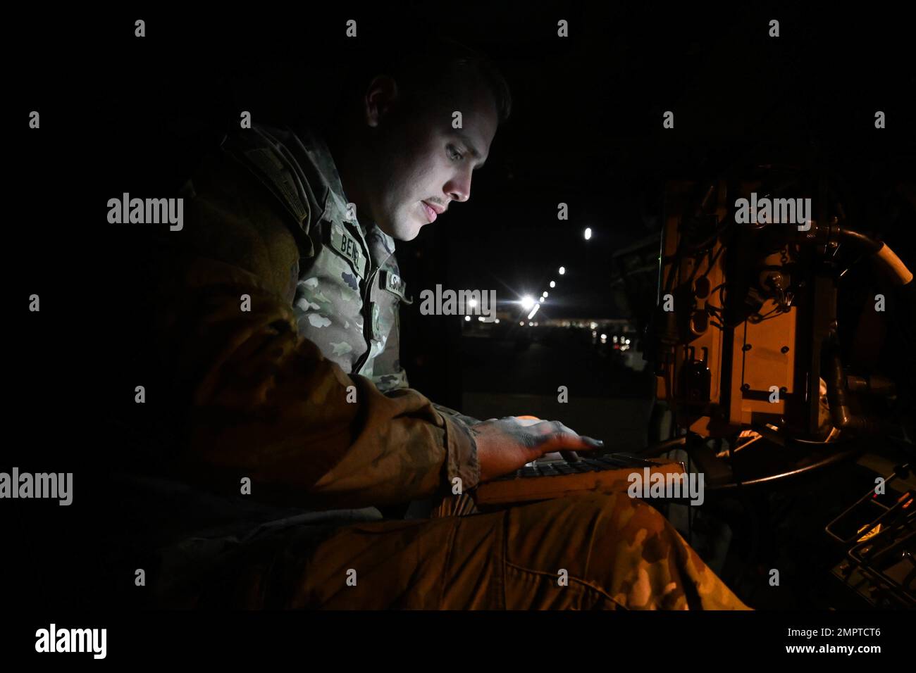 Un soldat du 3rd Bataillon, 27th Régiment d'artillerie de campagne, 18th Brigade d'artillerie de campagne participe aux États-Unis Formation sur l'intégration à l'école des armes de la Force aérienne. 3-27 FAR a établi un partenariat avec des membres des États-Unis L’école d’armes de la Force aérienne dans le cadre de son exercice d’entraînement semestriel. Banque D'Images