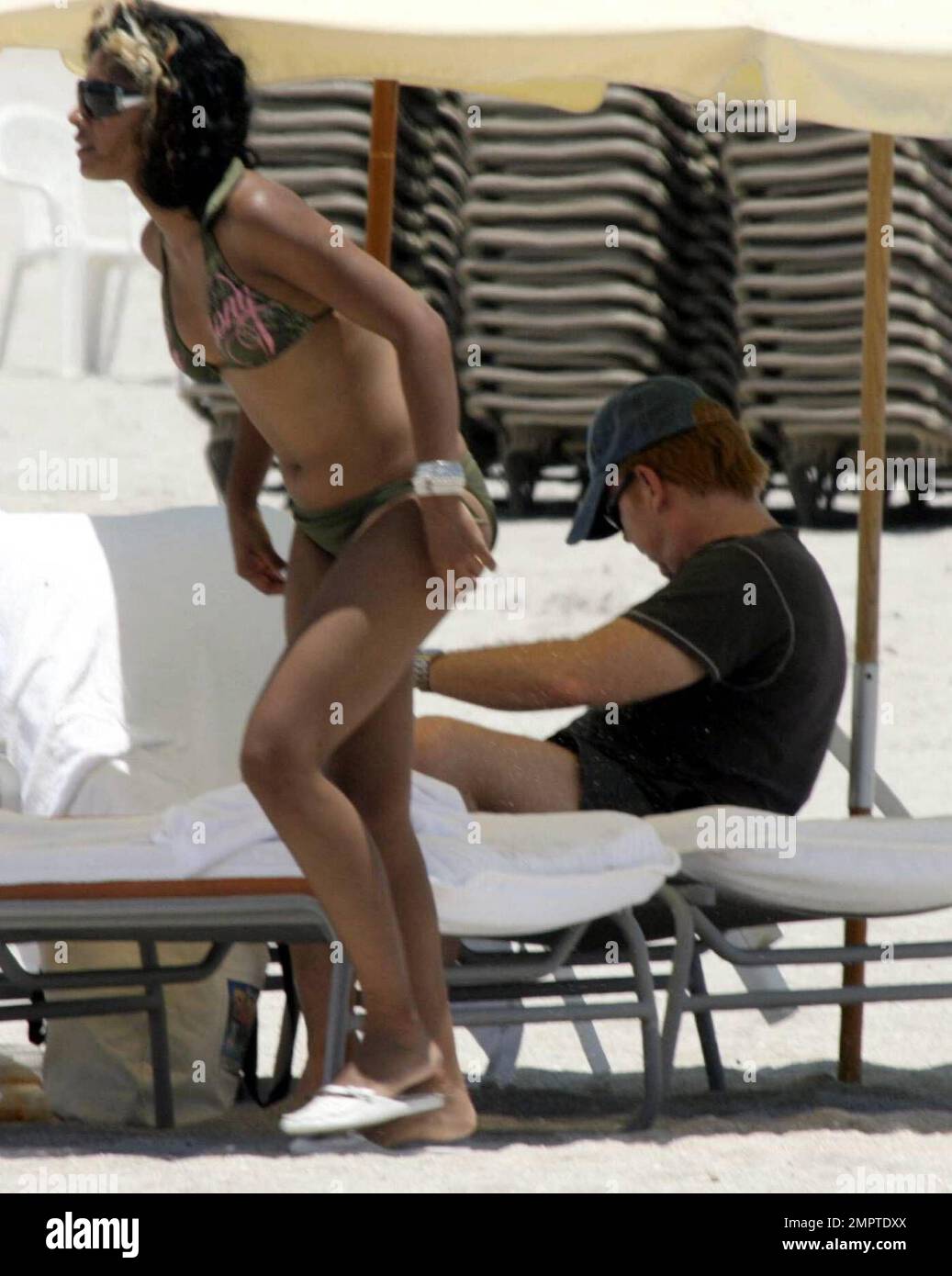 Exclusif !! L'acteur CSI de Miami, David Caruso, et la nouvelle petite  amie, l'impressionnante actrice Amina Islam, partagent un baiser après  avoir passé la journée ensemble à se détendre au soleil sur