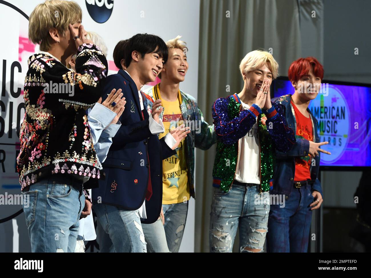 BTS poses in the press room at the American Music Awards at the Microsoft Theater on Sunday, Nov. 19, 2017, in Los Angeles. (Photo by Jordan Strauss/Invision/AP) Banque D'Images