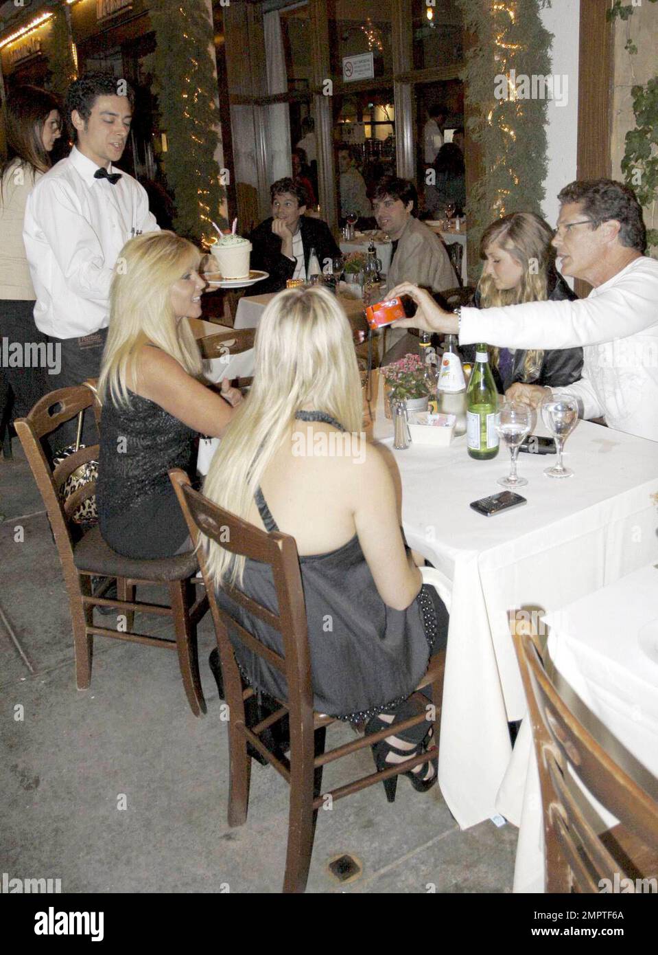 Exclusif !! David Hasselhoff passe du temps avec l'ex-femme Pamela Bach et leurs filles à il Pastaio. Avec une glace avec des bougies servies, il semble que la sortie en famille ait été une célébration d'anniversaire pour la fille Taylor-Ann qui a 18 ans sur 5 mai. David et Pamela partageaient un câlin chaleureux avant de quitter le restaurant. Los Angeles, Californie. 5/4/08. Banque D'Images