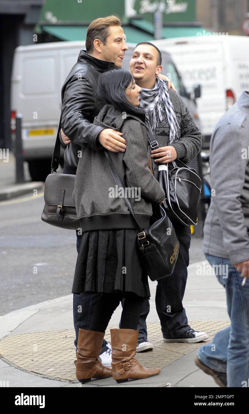 Le comédien britannique David Walliams accueille ses fans avec joie lors d'une promenade dans le West End de Londres, au Royaume-Uni. 2/2/11. Banque D'Images