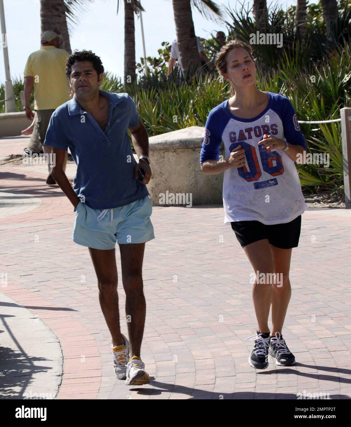 Jamel Debbouze et Melissa Theuriau vont faire un jogging. Les jambes de Debbouze montrent les cicatrices de son accident de voiture presque mortel en 1990. Miami, Floride. 2/27/09 Banque D'Images