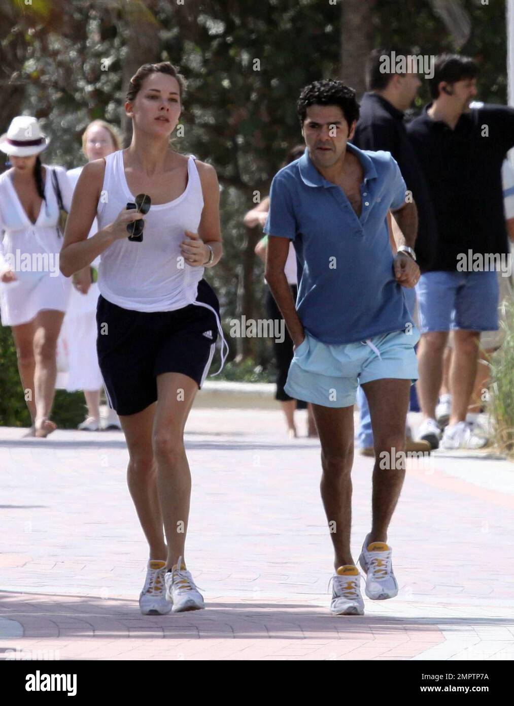 Jamel Debbouze et Melissa Theauriad vont faire du jogging sur la plage de  Miami. Melissa cherche en grande forme après avoir eu un bébé seulement en  décembre dernier. Miami, Floride. 2/25/09. Le