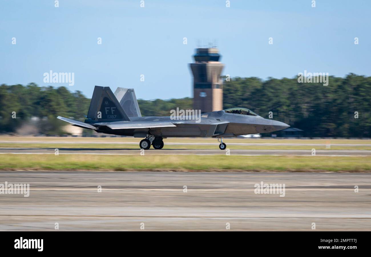 États-Unis L'équipe de démonstration de Raptor F-22 de la Force aérienne, affectée à la base conjointe Langley-Eustis, prend son départ de la ligne aérienne de la base aérienne Shaw, L.C. (17 novembre 2022). L'équipe de démonstration a effectué des manœuvres aériennes pour démontrer les capacités d'élite du F-22 Raptor. Banque D'Images