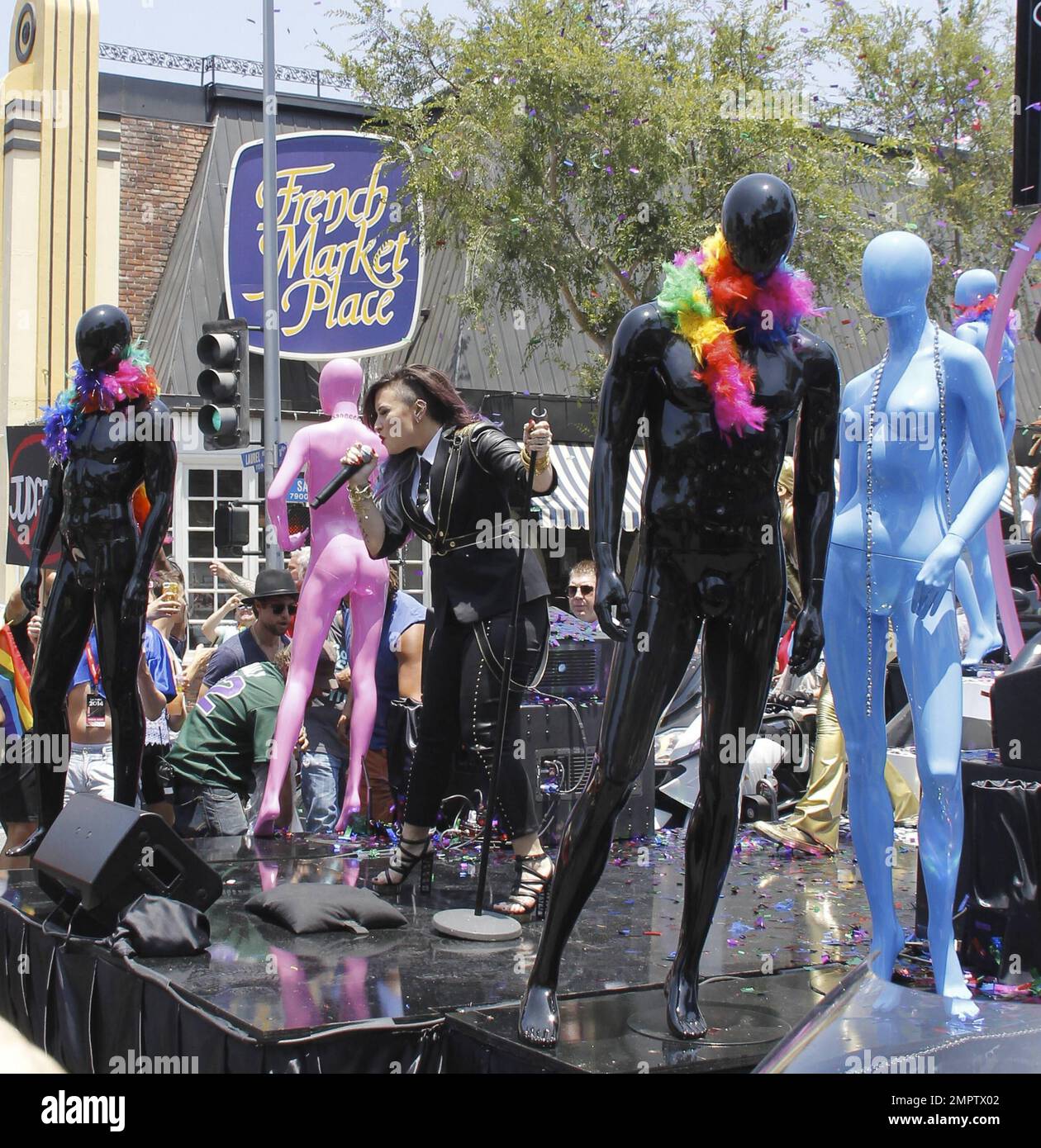 Demi Lovato se produit aujourd'hui à la Pride Parade à West Hollywood en compagnie de danseurs et de mannequins revêtus de latex. Lovato, vêtue de noir, a ajouté de la couleur à sa tenue avec des cheveux teints comme elle a attaché ses chansons. Los Angeles, Californie. 8th juin 2014 Banque D'Images