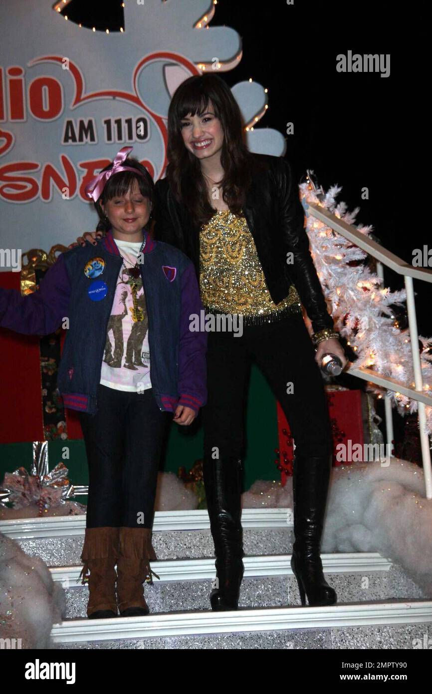 Demi Lovato, la star du « Camp Rock » de Disney, se produit dans le cadre  du Hollywood Santa Parade annuel à Hollywood, Californie. 11/30/08 Photo  Stock - Alamy