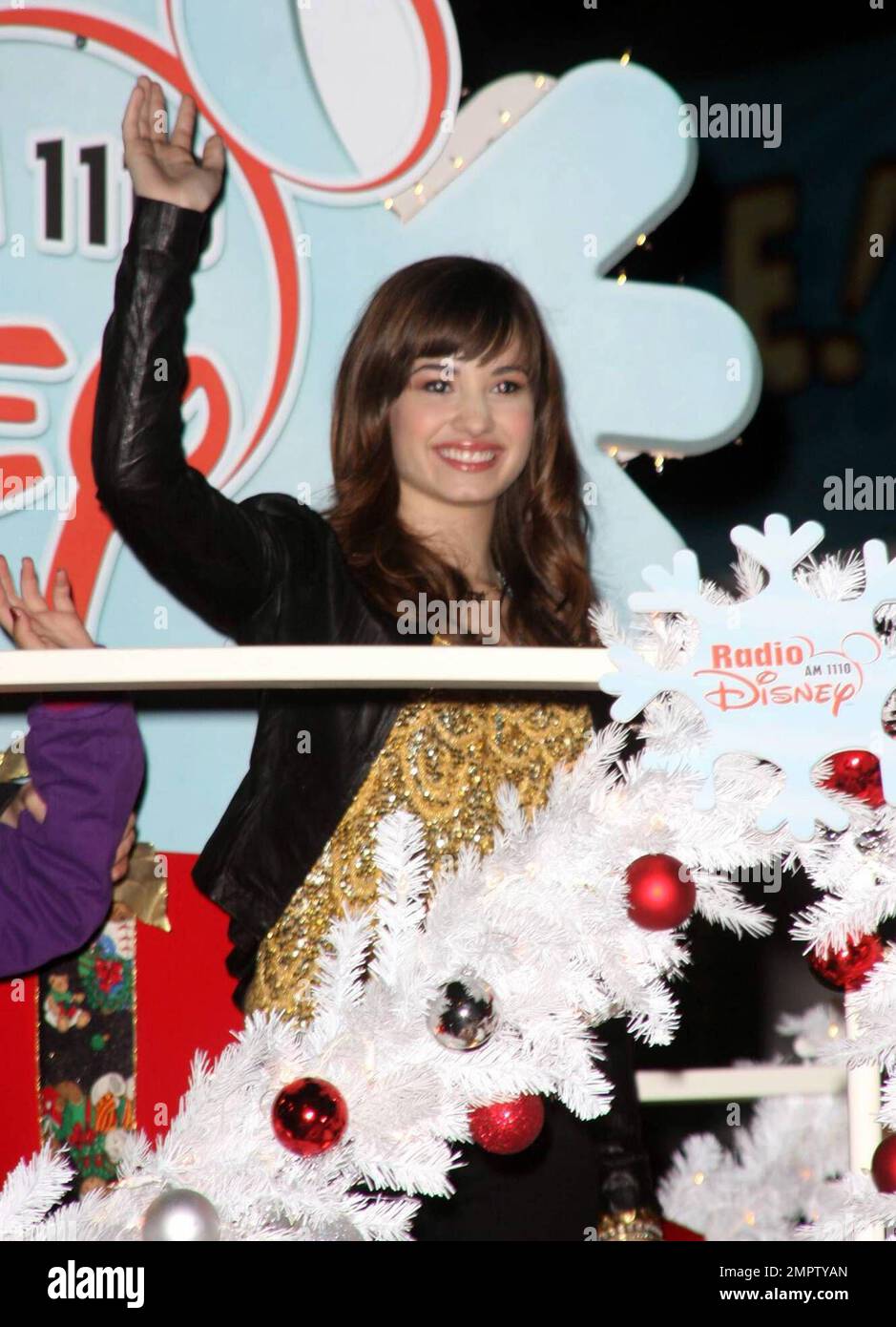 Demi Lovato, la star du « Camp Rock » de Disney, se produit dans le cadre du Hollywood Santa Parade annuel à Hollywood, Californie. 11/30/08. Banque D'Images