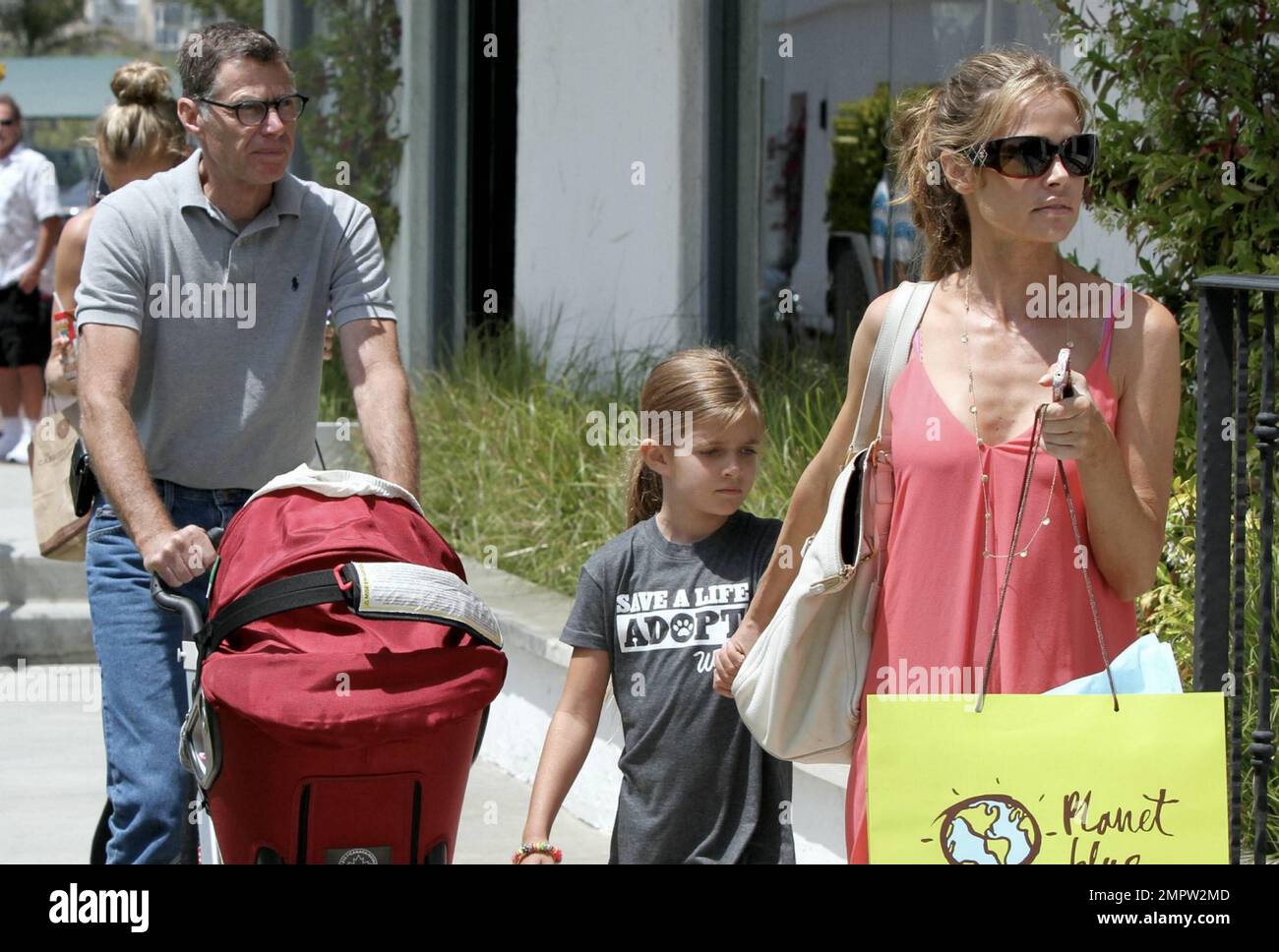 L'actrice Denise Richards a été repérée à Malibu avec ses trois adorables  filles et son père. Denise, âgée de 41 ans, portait une sundress de couleur  pêche avec des lunettes de soleil