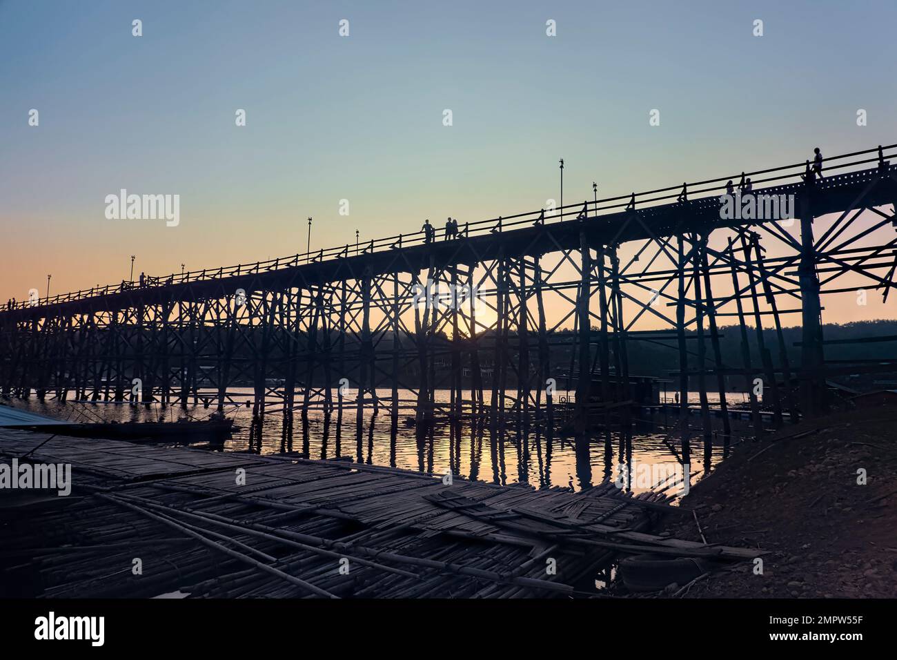 Le pont en bois du mon (pont d'Uttamanuhorn) au coucher du soleil, Sangkhlaburi, Thaïlande Banque D'Images