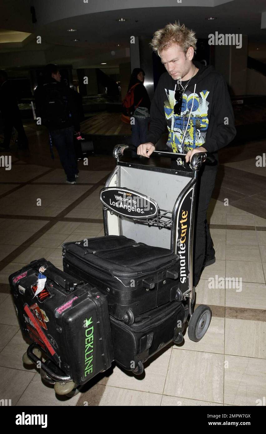 Deryck Whibley arrive à LAX après un voyage à Moscou pour les prix de la télévision Muz. Il a l'air fatigué mais pousse ses bagages vers la voiture d'attente. Los Angeles, Californie. 6/6/09. . Banque D'Images