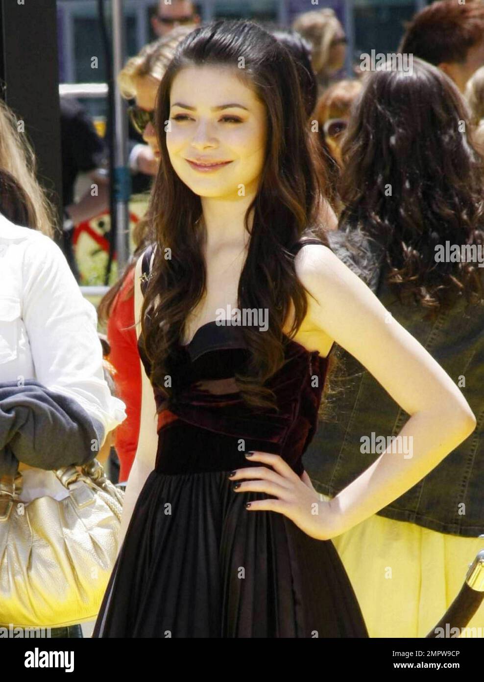 Miranda Cosgrove, voix de Margo, arrive au Nokia Theatre L.A. En direct pour la première du nouveau film CGI 3-D d'Universal Pictures 'Despicable Me'. Les stars du film ont fait le voyage de l'autre côté de la rue depuis le tapis jaune pour prendre des photos avec les fans et signer des autographes. Los Angeles, Californie. 06/27/10. Banque D'Images