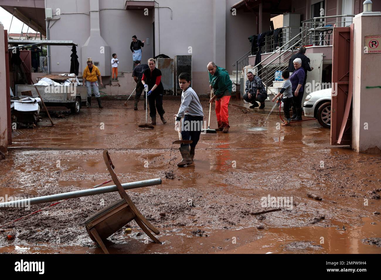 Residents clean their house from mud at Mandra town, west of Athens, on Saturday, Nov. 18, 2017. Greek authorities say three more people have been found dead from a flash flood that hit a district west of Athens, raising the overall death toll to 19. (AP Photo/Yorgos Karahalis) Banque D'Images