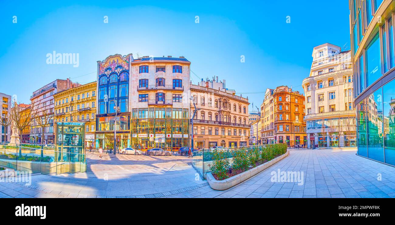 BUDAPEST, HONGRIE - 2 MARS 2022 : Panorama de la place Szervita ter avec ses bâtiments de style mixte, sur 2 mars à Budapest Banque D'Images